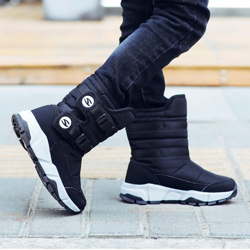 Snow boots kids size 2-3. Skii trip, waterproof boots